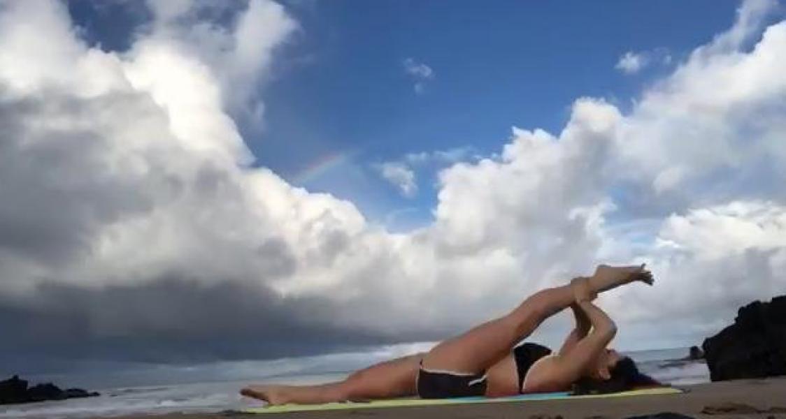 קירה קוסארין עושה תמונות יוגה סקסיות 23