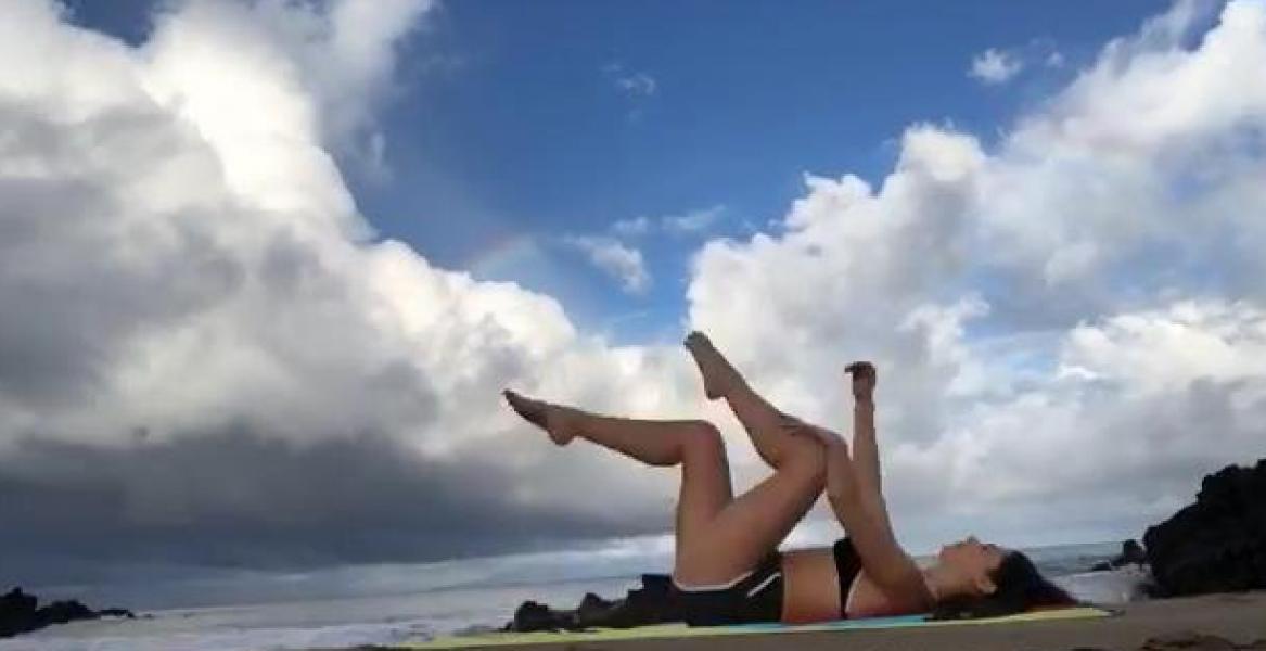 Kira Kosarin macht sexy Yoga-Bilder 24