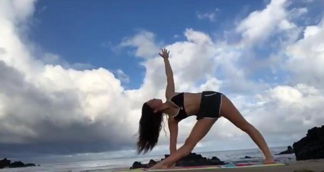 Kira Kosarin 做性感的瑜伽图片 25