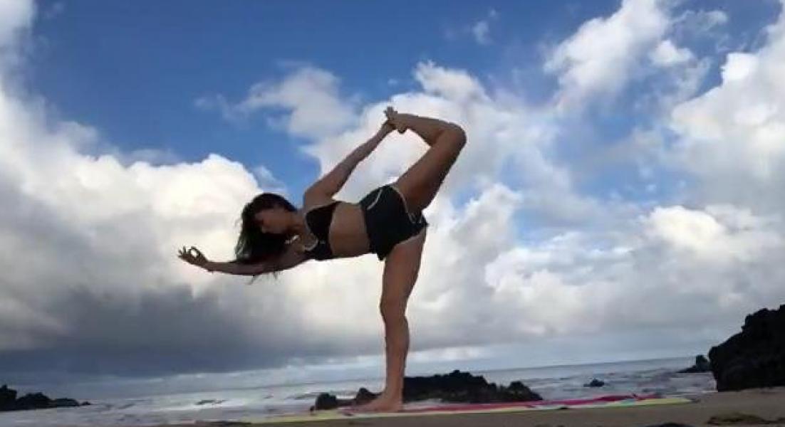 Kira Kosarin maakt sexy yogafoto's 26