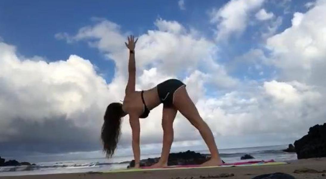 Kira Kosarin maakt sexy yogafoto's 27