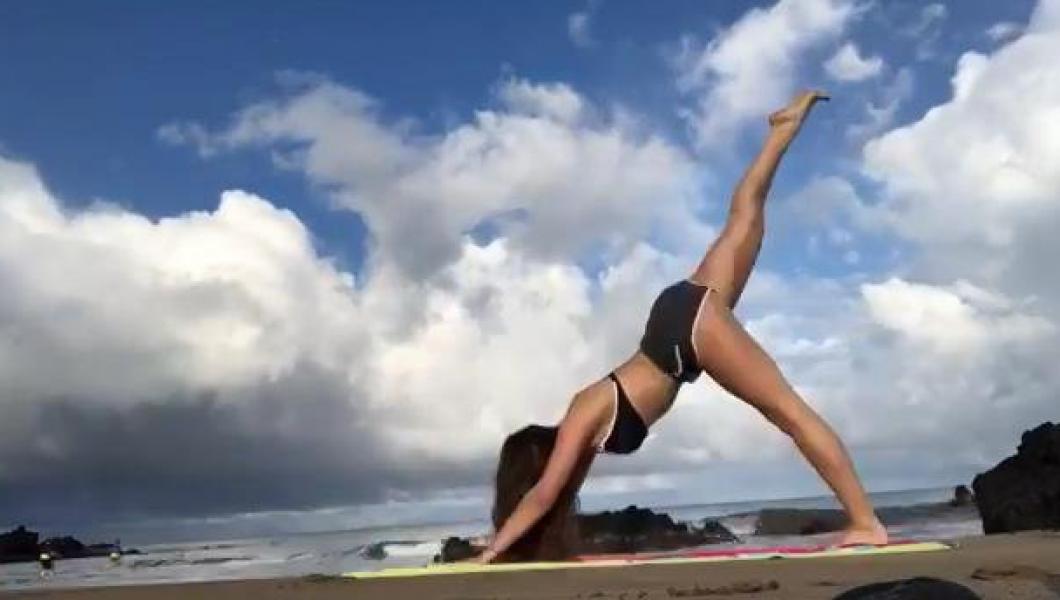 Kira Kosarin maakt sexy yogafoto's 28