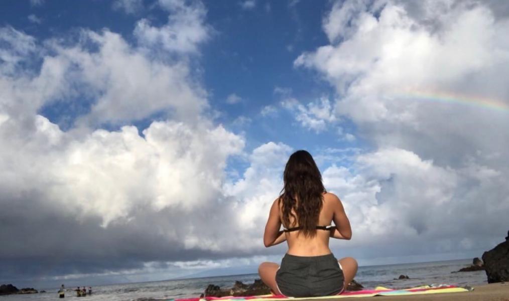 Kira Kosarin maakt sexy yogafoto's 6