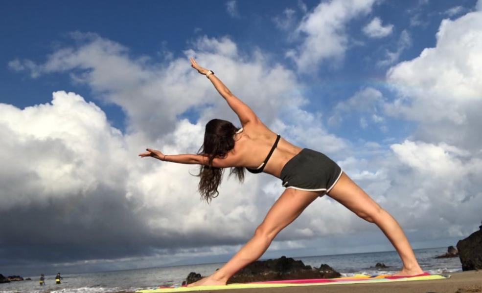 Kira Kosarin maakt sexy yogafoto's 7