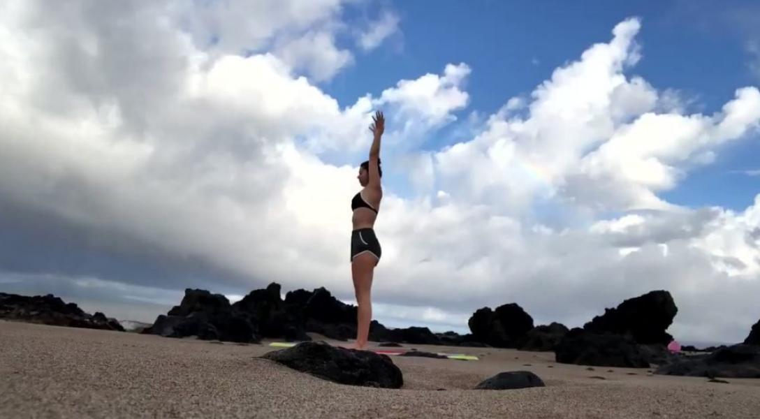 Kira Kosarin macht sexy Yoga-Bilder 8