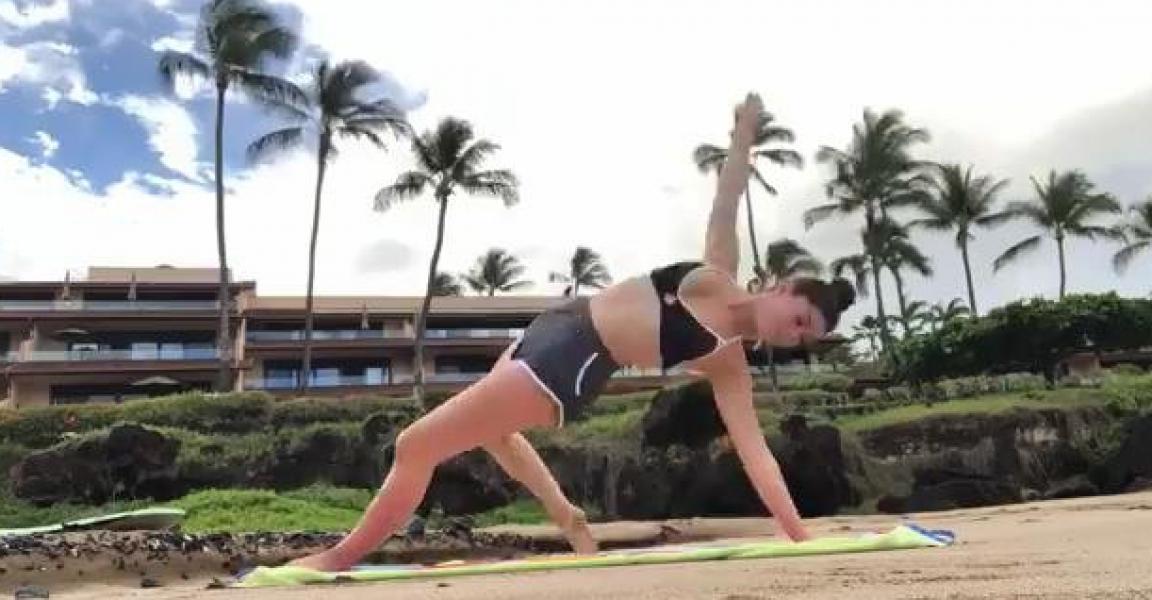 Kira Kosarin maakt sexy yogafoto's 9