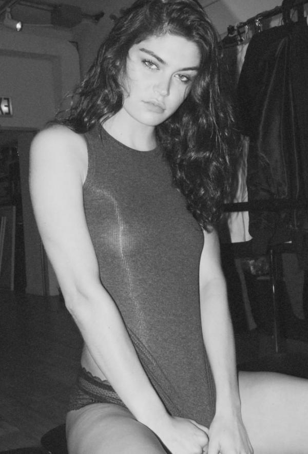 लॉरेन लेनचे न्यूड सेक्सी फोटो 8
