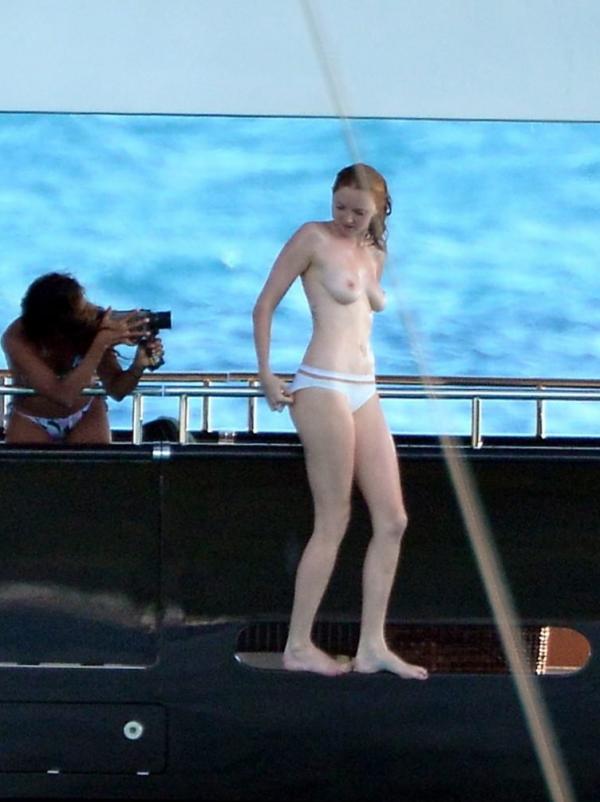 Foto Topless Lily Cole 10