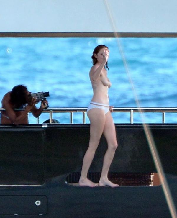 Lily Cole'i ​​topless fotod 11
