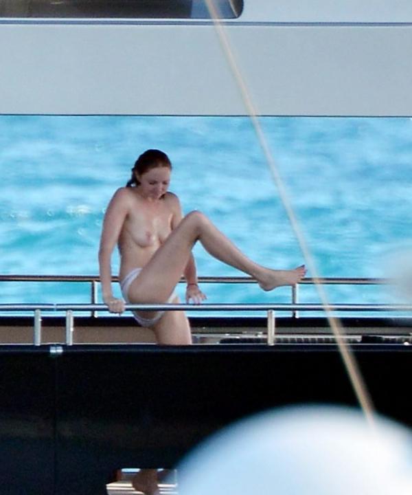 Lily Cole'i ​​topless fotod 18