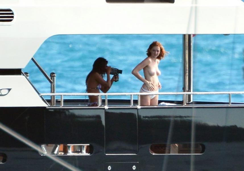 Foto Topless Lily Cole 27
