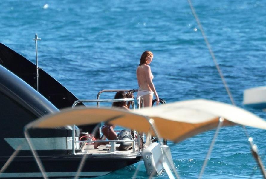Foto Topless Lily Cole 36