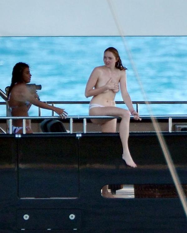 Foto Topless Lily Cole 9