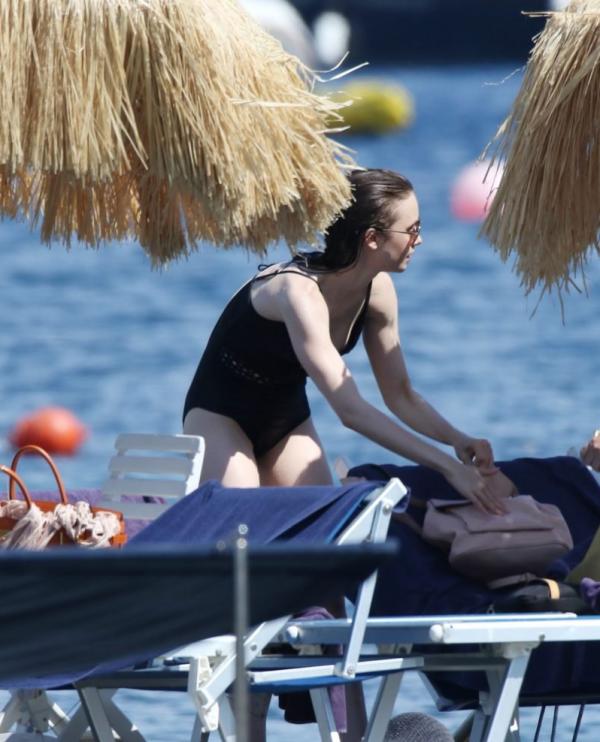 Lily Collins Nip Slip Fotos 9