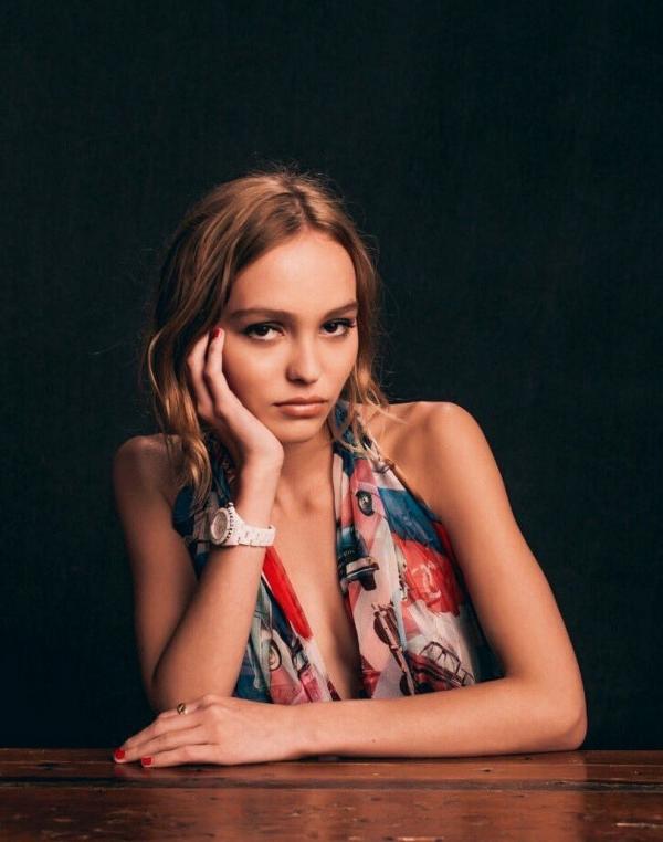 Lily Rose Depp sexy topless foto's 104