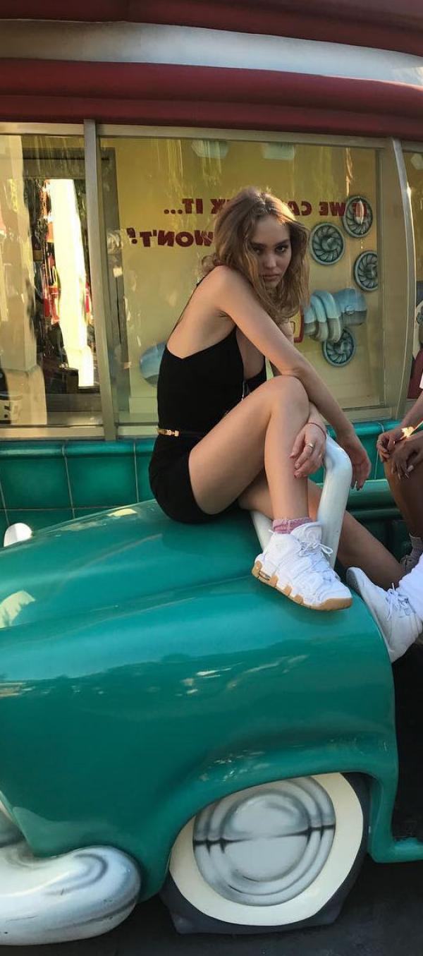 Lily Rose Depp sexy topless foto's 21