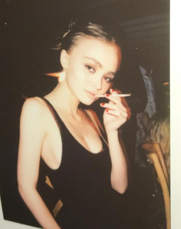 Σέξι τόπλες φωτογραφίες της Lily Rose Depp 23