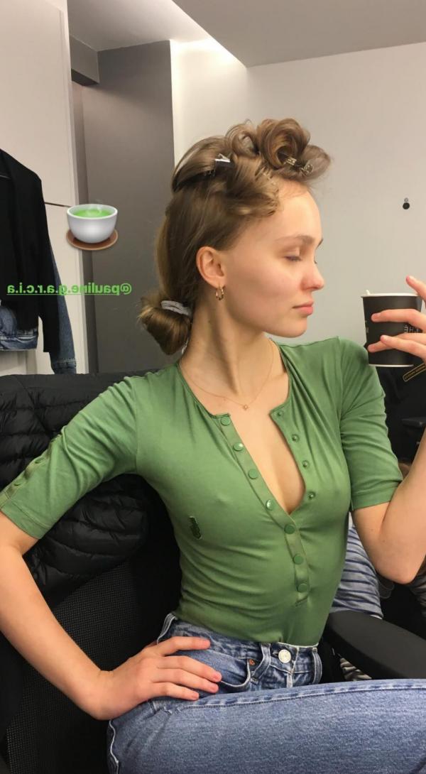 Σέξι τόπλες φωτογραφίες της Lily Rose Depp 27