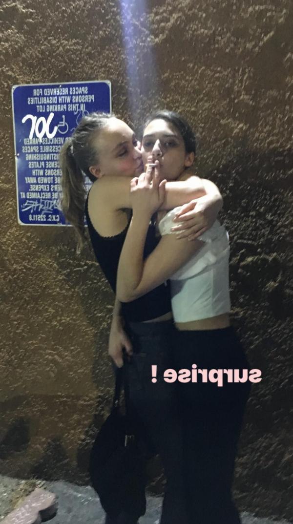 Σέξι τόπλες φωτογραφίες της Lily Rose Depp 30