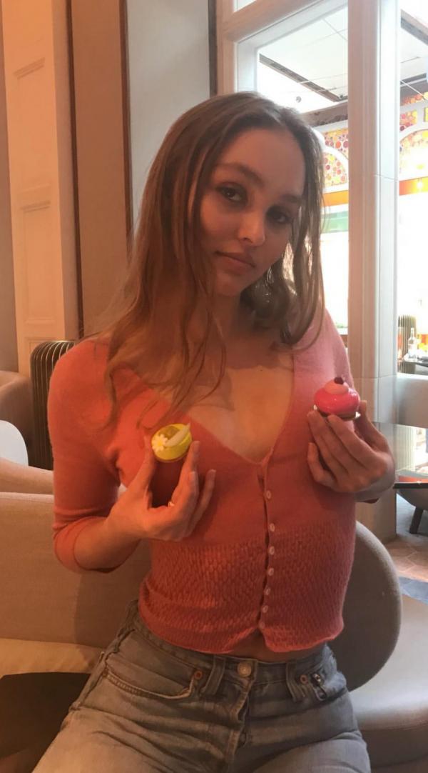 Σέξι τόπλες φωτογραφίες της Lily Rose Depp 32