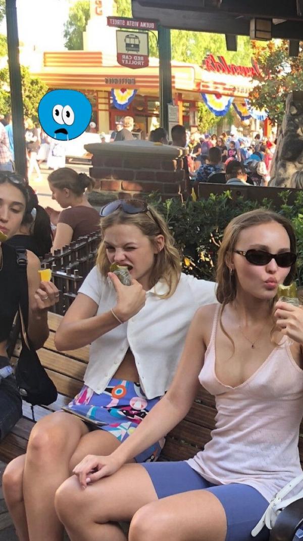 Lily Rose Depp sexy topless foto's 40