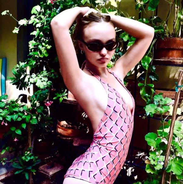 Lily Rose Depp เซ็กซี่ Topless Photos 46