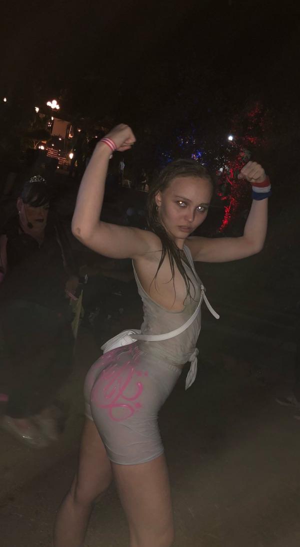 Lily Rose Depp sexy topless foto's 57