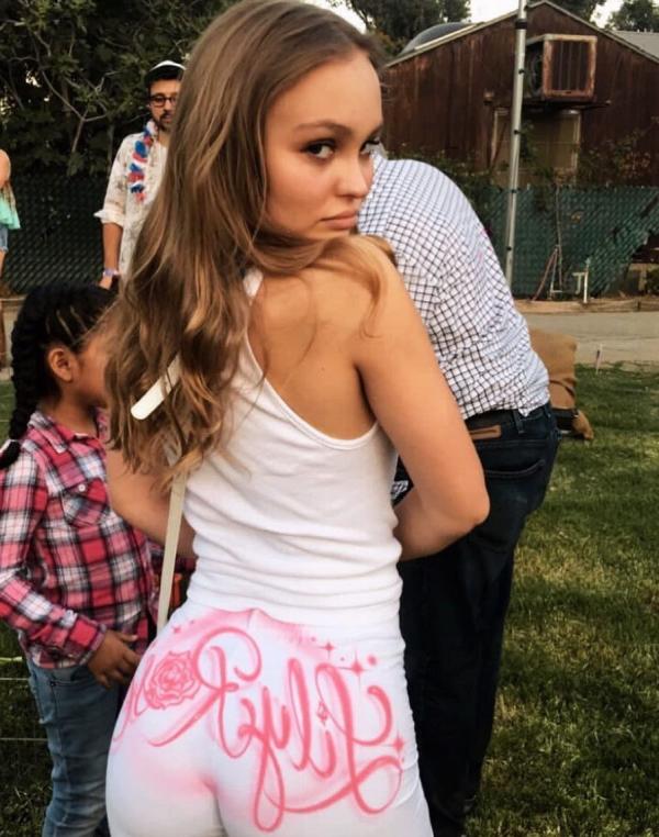 Fotos de Lily Rose Depp sexy en topless 58