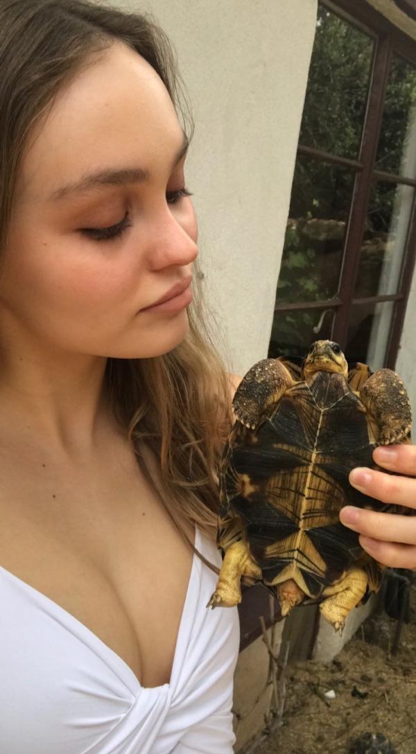 Lily Rose Depp sexy topless foto's 82