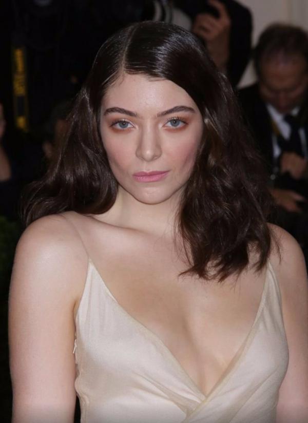 Lorde Braless Sexy