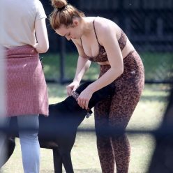 Abbie Chatfield and a Mystery Man Have Lunch Together in the Park in Brisbane 10 Photos