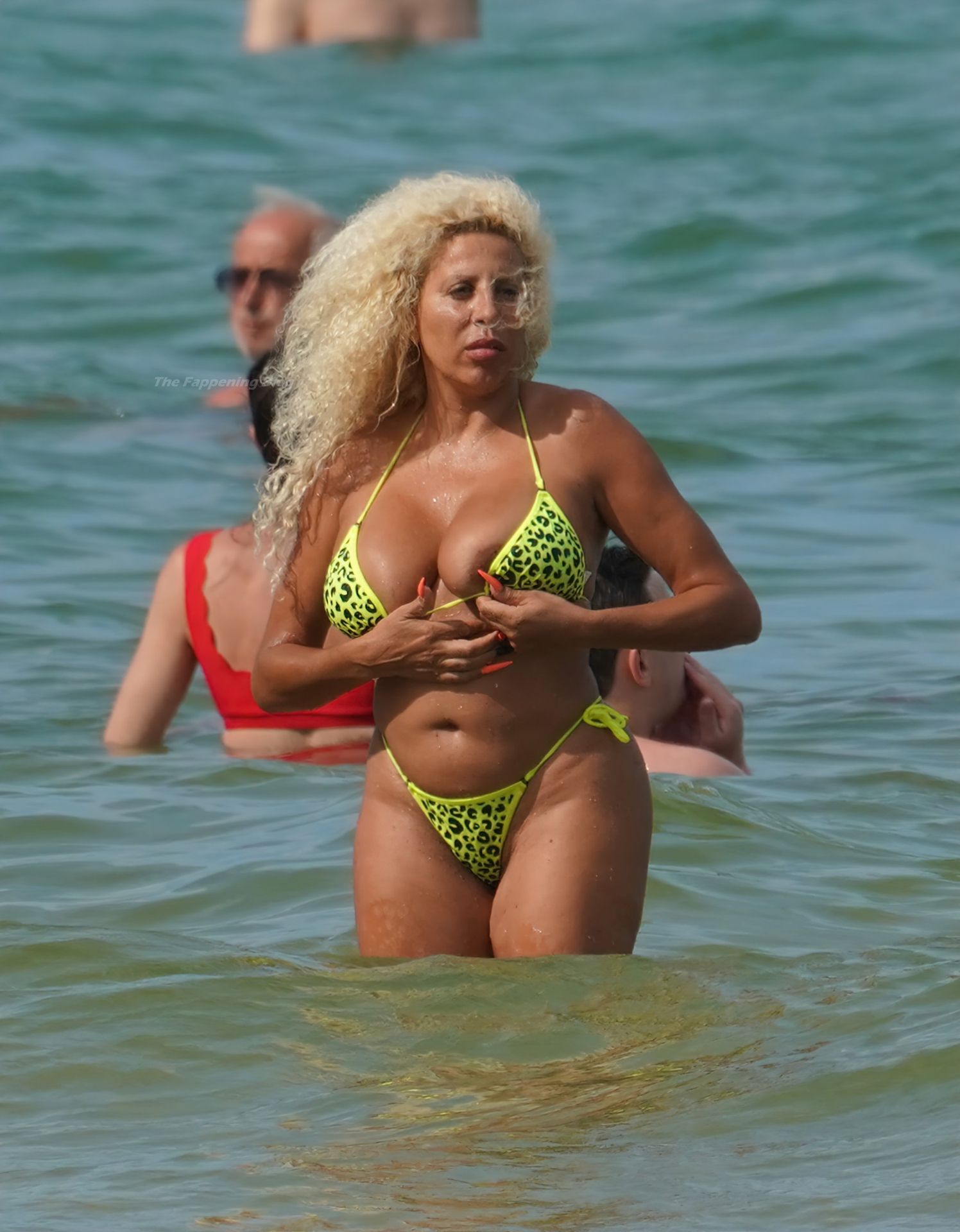 Afida Turner a un dysfonctionnement de sa garde-robe en bikini à Miami Beach (16 Photos)