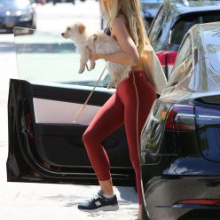 Alexis Ren Brings Her Puppy Along During a Workout Session 53 Photos