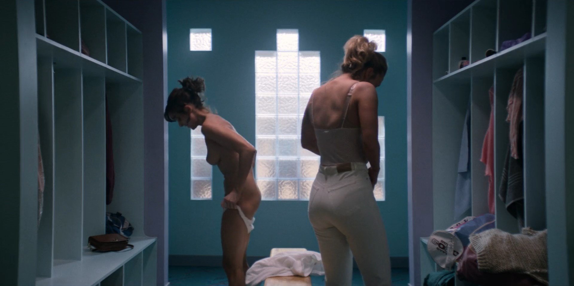 Alison Brie, Betty Gilpin, etc Nude & Sexy - Glow (2017) s01e01 - HD 1080p