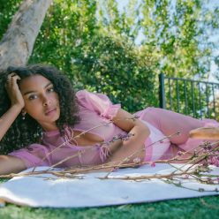 Arlissa Shows Off Her Nude Tits 2 Photos