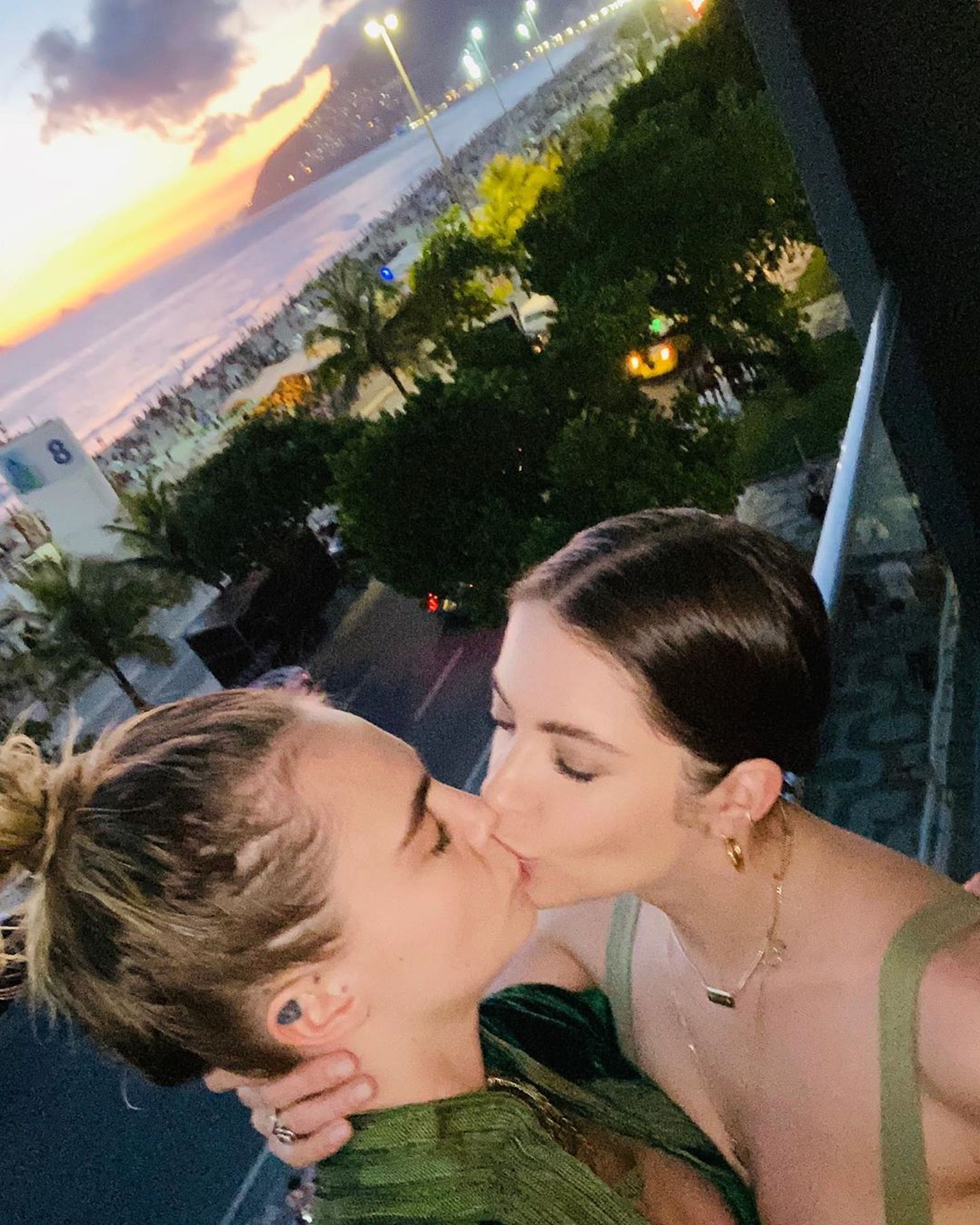Ashley Benson & Cara Delevingne Lesbian Kiss (2 Photos)