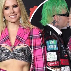 Avril Lavigne Looks Hot at the 2021 MTV Video Music Awards 30 Photos Video