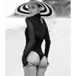 Bella Hadid Sexy 038 Topless 4 Photos