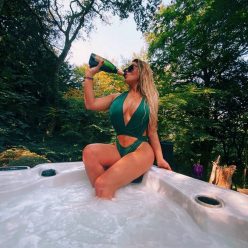 Bianca Gascoigne Shows Off Her Amazing Figure in a Green Swimsuit 13 Photos