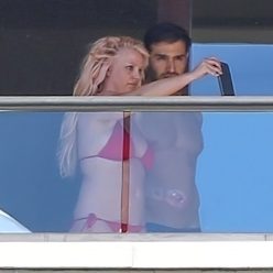 Britney Spears Snaps Pics on the Balcony While on Vacation in Maui 62 Photos