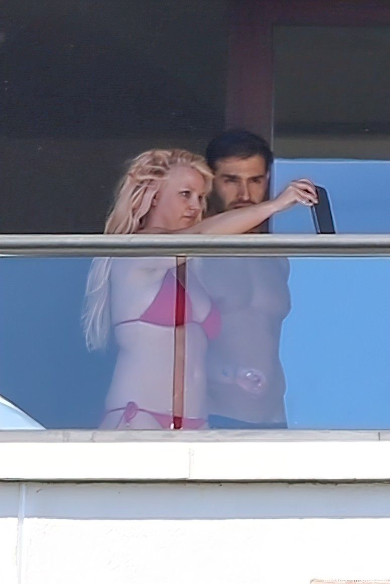 Britney Spears Snaps Pics on the Balcony While on Vacation in Maui (62 Photos)