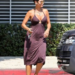 Busty Nicole Murphy Gets Fresh Fruit To Go While Out and About in WeHo 18 Photos