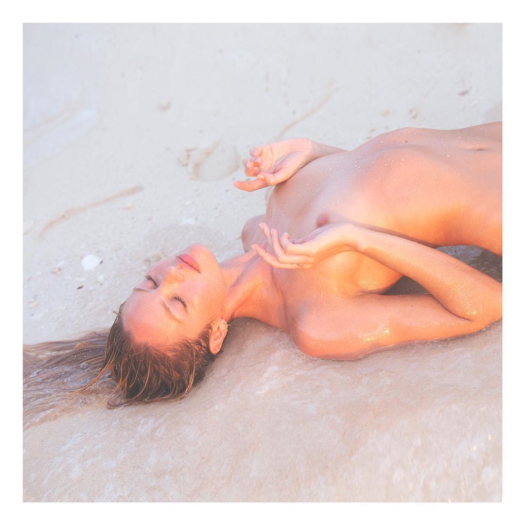 Candice Swanepoel Nude (1 Photo)