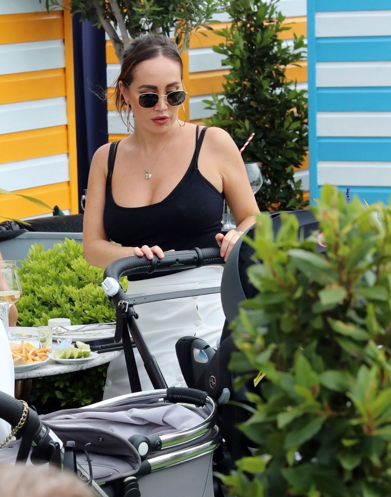 Chloe  Lauryn Goodman Are Pictured Enjoying Lunch in London (15 Photos)