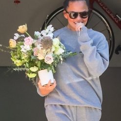 Chrissy Teigen Tweets About Helping The Paparazzi Gives Them Donuts 038 Pictures 28 Photos