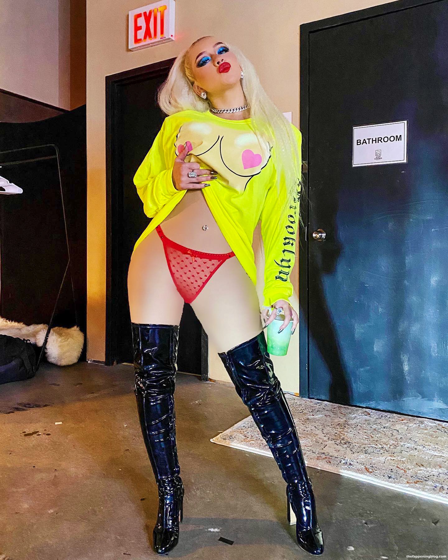 Christina Aguilera Hot (6 Photos)
