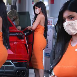 Curvy Kylie Jenner Steps Out in Public in Los Angeles 23 Photos