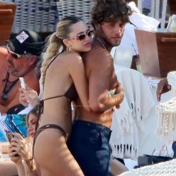 Delilah Belle Hamlin is Pictured with Eyal Booker Relaxing at the Beach in Mykonos 75 Pho
