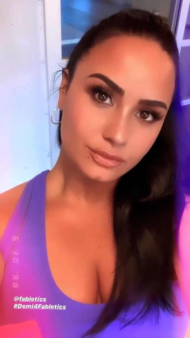Demi Lovato Sexy (2 Pics + GIF)