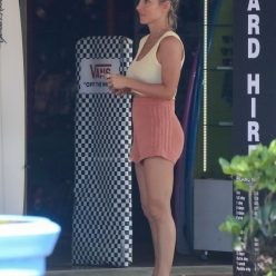 Elsa Pataky Enjoys a Day with Friends in Byron Bay 21 Photos